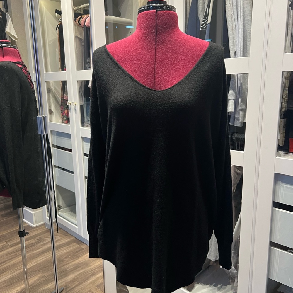 Black V-Neck Super Soft Light Sweater Sz Small